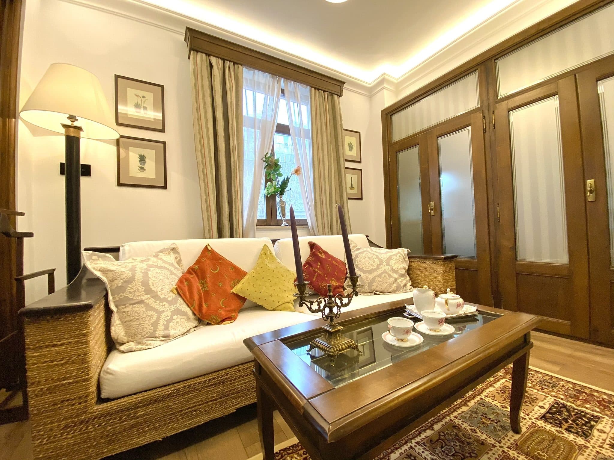 Arc de Triomphe Studio 5 — living canapea